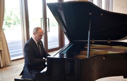 Tổng thống Nga chơi piano ngẫu hứng