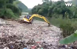 Hà Giang: Chôn lấp số rác thải bị máy xúc đẩy xuống sông
