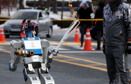 Robot lần đầu tiên tham gia rước đuốc tại Olympic