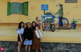 Giới trẻ TP.Hồ Chí Minh biến tường cũ thành điểm check-in mới