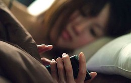 Thức khuya dùng điện thoại có gây ung thư vú?
