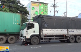 Bình Dương: Tránh xe container, 2 mẹ con nguy kịch