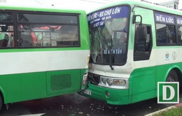 TP.HCM: 2 xe bus tông nhau do biển quảng cáo bất ngờ rơi
