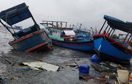 Ngư dân Khánh Hòa và Phú Yên xử lý tàu cá bị thiệt hại do bão