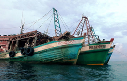 Bắt ghe chở dầu lậu trên biển tại Bạc Liêu