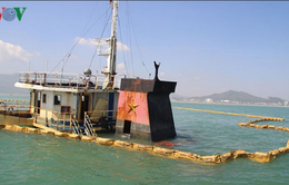 Thêm 1 tàu hàng bị chìm trên biển Quy Nhơn được triển khai hút dầu