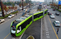 Độc đáo xe bus chạy trên đường ray tại Trung Quốc