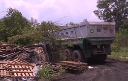 Bắt quả tang vụ đổ thải công nghiệp lớn ở Biên Hòa