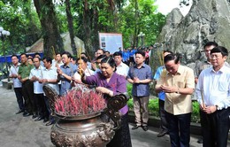 Đồng chí Tòng Thị Phóng dâng hương tưởng nhớ các Anh hùng liệt sỹ tại Thái Nguyên