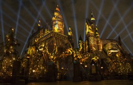 Lâu đài Hogwarts bừng sáng nhân kỷ niệm 20 năm phát hành Harry Potter