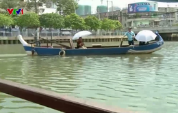 ​Thuyền du lịch trên kênh Nhiêu Lộc - Thị Nghè bị ném đá
