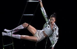 Vietnam's Next Top Model 2017: Thí sinh chịu cảnh bị tạt nước, "vật lộn" tạo dáng trên thang dây
