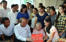 Thủ tướng thăm các gia đình có công với Cách mạng ở Hà Tĩnh