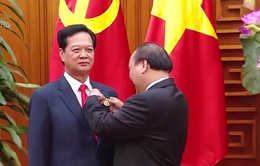 Thủ tướng trao huy hiệu Đảng cho cán bộ lão thành