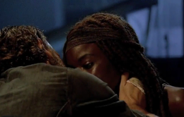 Sốc với nụ hôn say đắm trong bom tấn truyền hình The Walking Dead
