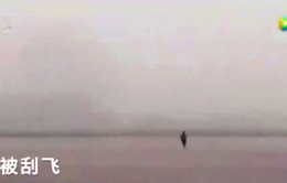 Trung Quốc: Chạy 500m đuổi theo vé máy bay vì gió lớn