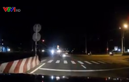 Vượt đèn đỏ với tốc độ nhanh, xe máy gây tai nạn