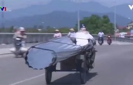 Thừa Thiên – Huế: Tái diễn tình trạng xe chở tôn gây nguy hiểm trên phố