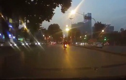 Taxi chạy ẩu chèn ngã người đi xe máy