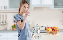 Vì sao bạn nên uống một cốc nước trước khi ăn sáng?