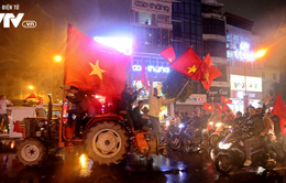 CĐV Việt Nam lái máy cày ăn mừng trên đường phố Hà Nội