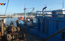 Ngư dân hành nghề bị tàu nước ngoài ngăn cản lấy tài sản