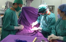 Phẫu thuật cấp cứu đóng ống động mạch cho trẻ sơ sinh 10 ngày tuổi