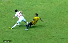VIDEO: Cận cảnh pha vào bóng gây chấn thương kinh hoàng của cầu thủ U19 Malaysia