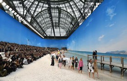 Chanel biến bảo tàng thành bãi biển để trình diễn thời trang