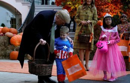 Vợ chồng Tổng thống Mỹ phát kẹo Halloween cho trẻ em