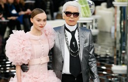 Con gái Johnny Depp khen Karl Lagerfeld là người ngọt ngào