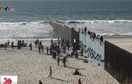 Binh sĩ Mỹ dựng hàng rào thép gai ngăn đoàn người di cư từ Mexico