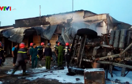 Bình Phước: Xe bồn chở xăng tông trụ điện gây cháy 19 nhà dân, 6 người chết