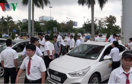 Phản đối Grab, hàng trăm tài xế taxi sân bay Đà Nẵng đình công