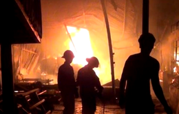 Xưởng gỗ gần 1.000 m2 ở Bình Dương bị lửa thiêu rụi