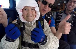 Cụ bà 102 tuổi nhảy dù để làm từ thiện