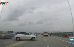 Bất chấp nguy hiểm, tài xế ô tô quay đầu xe trên cầu Vĩnh Tuy, Hà Nội
