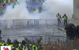 Paris (Pháp) chìm trong khói lửa sau biểu tình chống tăng giá xăng dầu