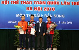 Bộ trưởng Nguyễn Ngọc Thiện trao thưởng cho các huy chương Bắn súng