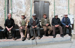 Giao tiếp xã hội - Bí quyết sống trăm tuổi của người dân vùng Sardinia, Italy