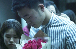 Xuân Trường nhận hoa hồng, trà sữa, cười tít mắt trong vòng vây của fan