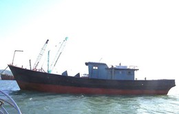 Tàu vỏ sắt có chữ Trung Quốc trôi dạt vào bờ biển Thừa Thiên Huế