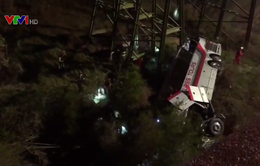 Xe bus chở 45 người mất lái, rơi xuống khe núi ở Mỹ