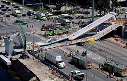 Hiện trường vụ sập cầu vượt vừa xây xong tại Miami (Mỹ)