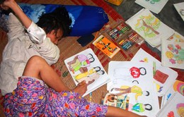 Thương cảm số phận cô gái vẽ tranh bằng chân tại Huế
