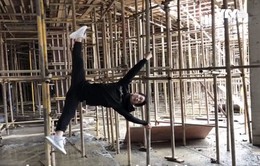 Anh chàng thợ xây trở thành vũ công múa cột gây sốt cộng đồng mạng