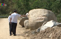 Ngổn ngang đất đá sau lũ, người dân vùng cao Quảng Ngãi đối mặt hiểm nguy
