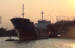 Tàu nghìn tấn đâm vào chân cầu Đồng Nai