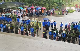 Hàng nghìn người đội mưa vào dâng hương tại Đền Hùng