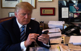 Tổng thống Mỹ sử dụng điện thoại cá nhân gây lo ngại về an ninh